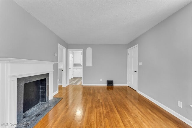 Photo - 650 E 250th St