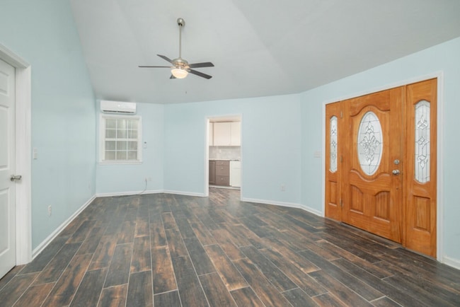 Photo - 715 Roundhouse Rd