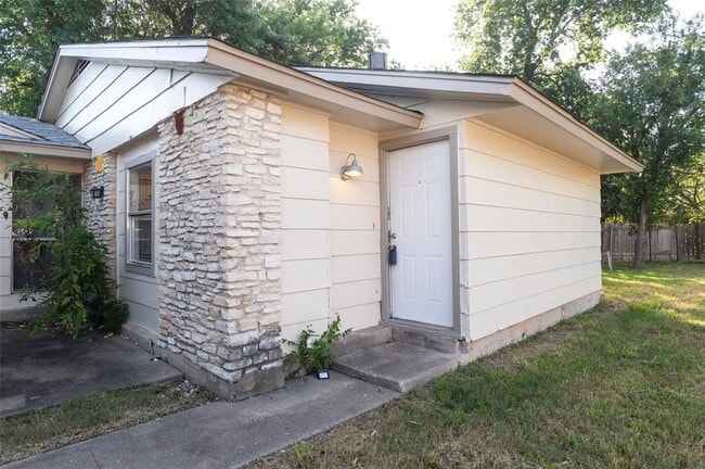 Building Photo - 1407 Click Cove