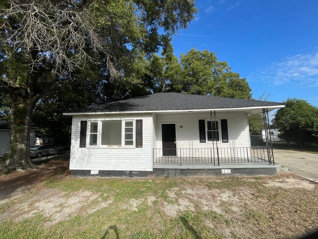Building Photo - 3 bedroom 1 bathroom house available