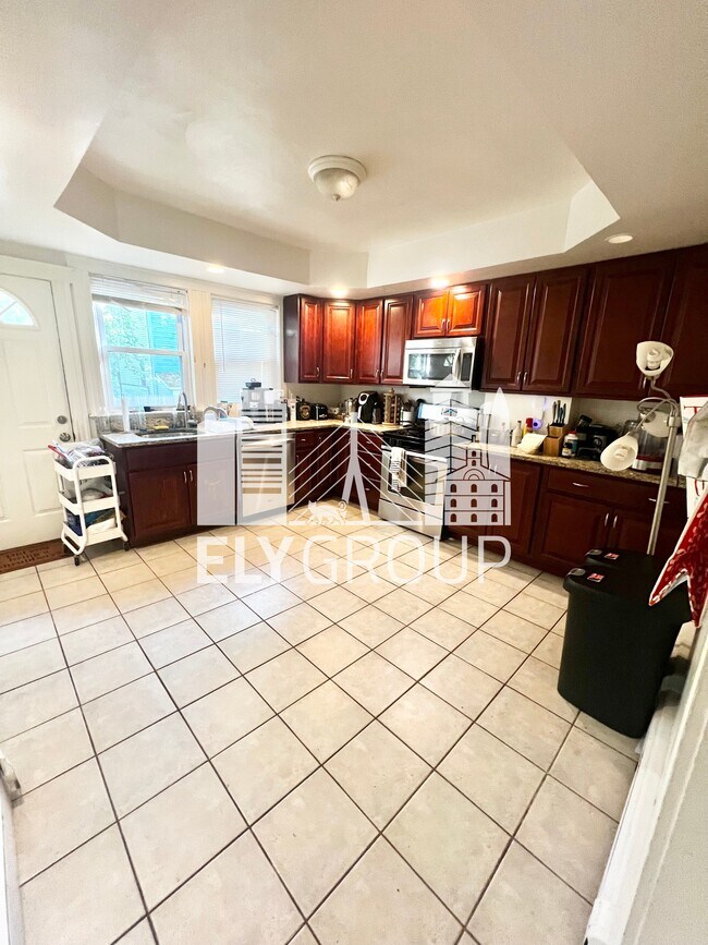 Photo - 165 Sharon St