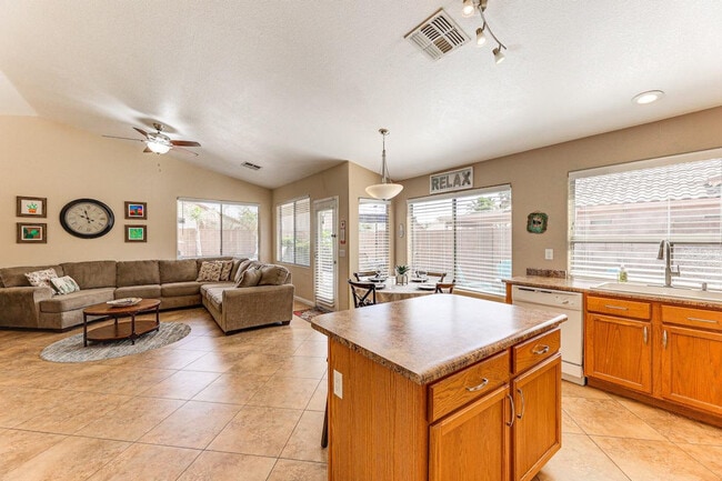 Photo - 43854 W Cahill Dr Unidad ID1385912P