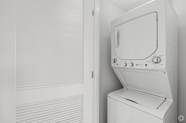 2BR, 1BA - 695SF - Washer/ Dryer