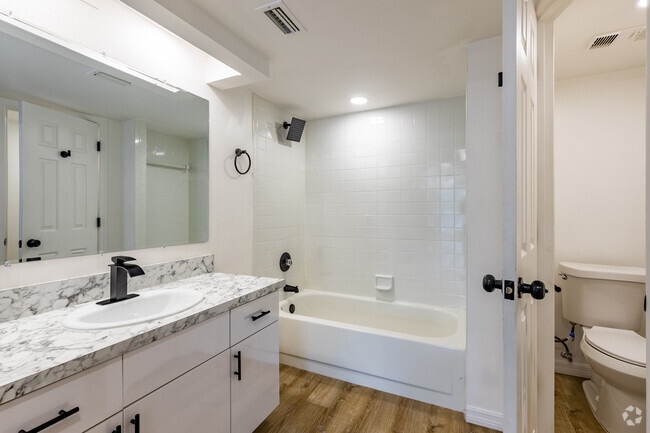 2 BR, 2 BA - 1,270SF