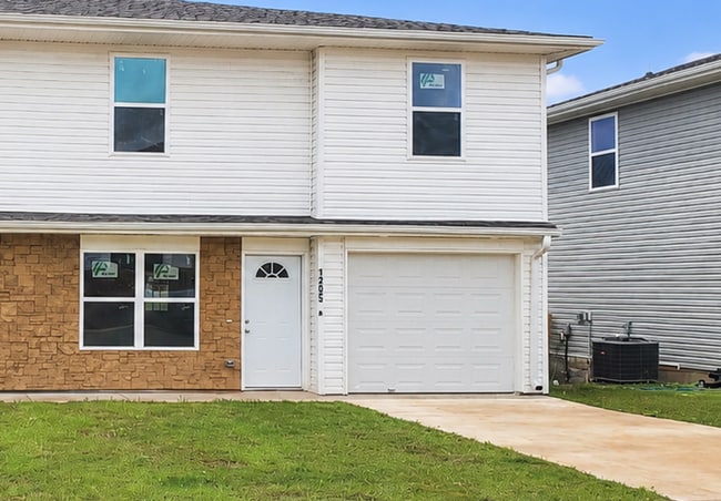 Building Photo - 1202 Nedra Dr Unit 1202 Nedra Drive B
