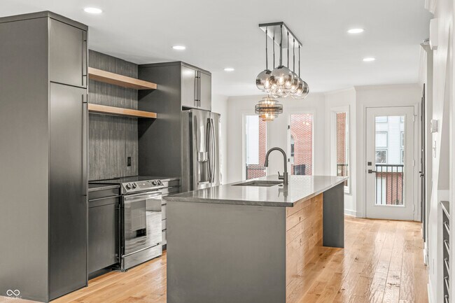 Photo - 512 Lockerbie Cir N