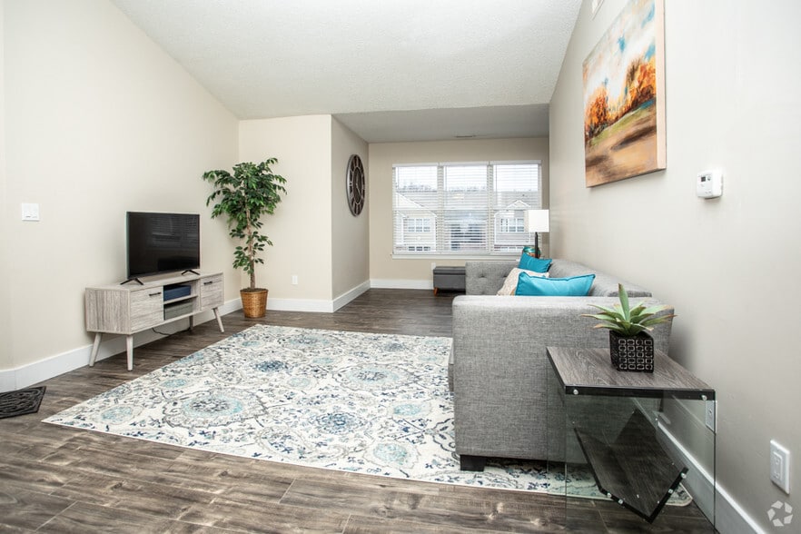 2BR, 2BA - 990 SF, Renovated Unit
