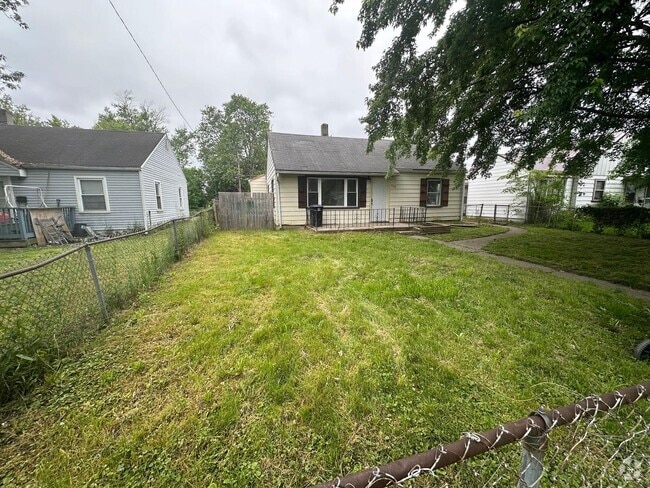 Building Photo - 3 Bed 1 Bath with Fence + 2 Car Garage - N... Rental
