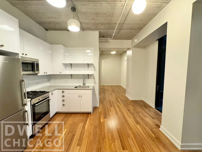 Building Photo - 152 W Huron St