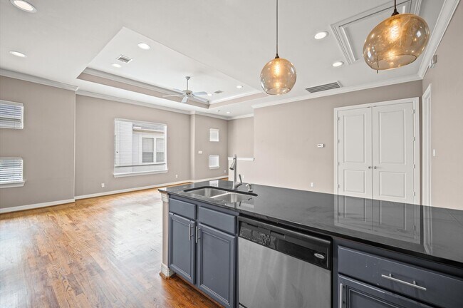 Photo - 3840 Center St