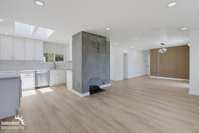 Stylishly Updated 3Bdm 2Ba Main Home in San Diego - MI Special!