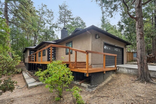 Building Photo - Easy Living in Pine Cove