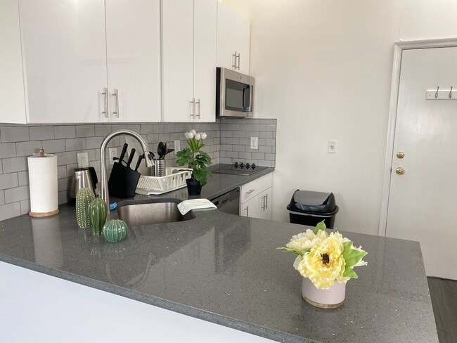 Photo - 1725 Bainbridge St Unit 3F