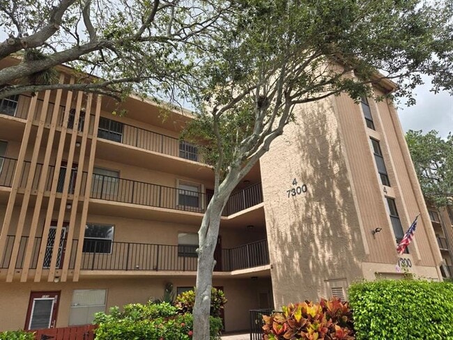 Building Photo - 7300 Lake Cir Dr Unit 401