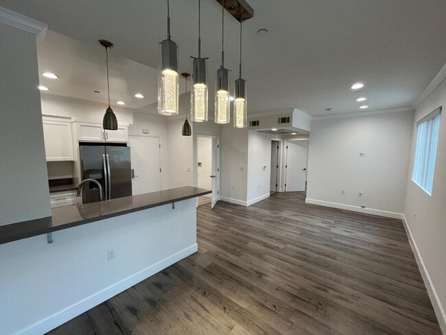 Building Photo - 14915 Roscoe Blvd