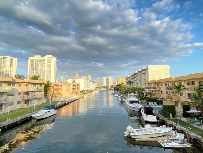 Building Photo - 17051 NE 35th Ave Unit 208