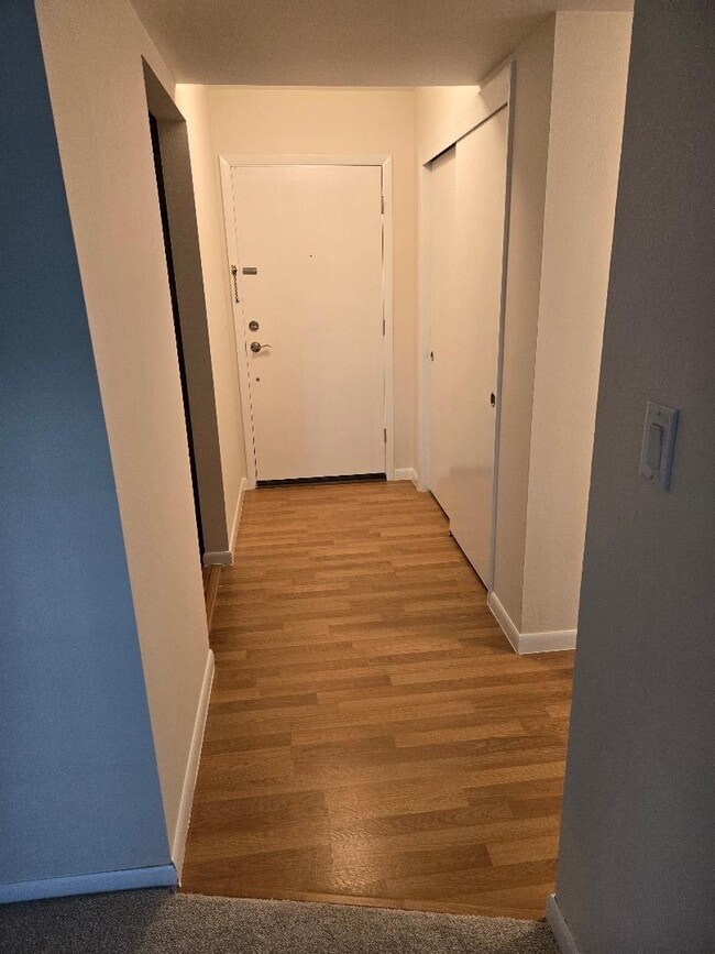 Reverse Entryway - 2076 Chateau Ct Unit 112