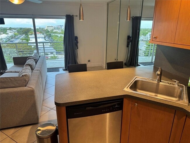 Building Photo - 2900 NE 30th St