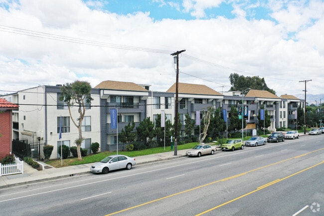 Building Photo - Tarzana Springs