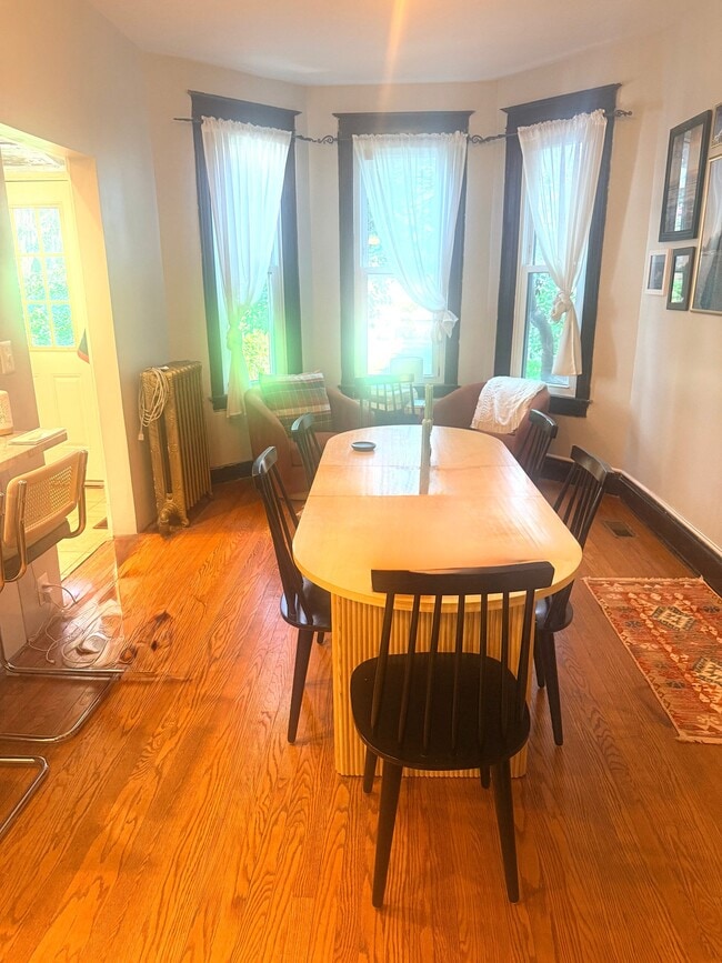 Photo - 1216 E St NE