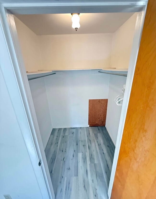CLOSET WALK IN - 5032 Firnley Ave Unit 4