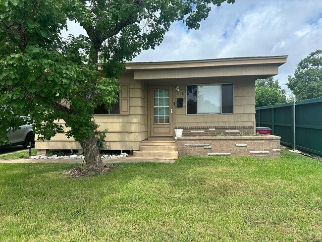 Photo - 918 W 5th St