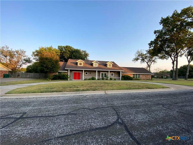 Photo - 205 Pin Oak Dr House