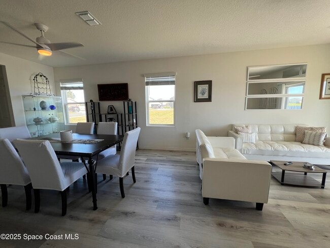 Photo - 976 Trinity St