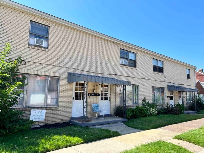 front of building - 4 apartments - 707 Broadway Blvd