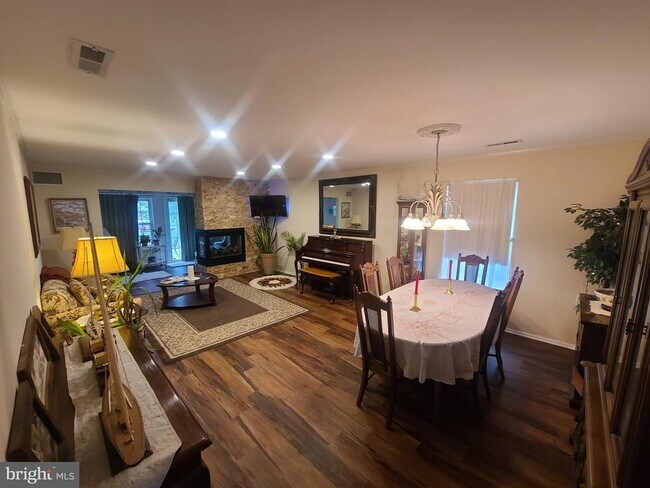 8 White Stone Ct