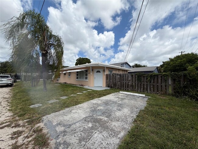 Building Photo - 405 SE 23rd St Unit 1