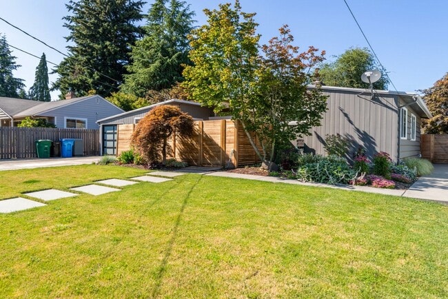 Building Photo - 4bd/1.75ba Shoreline Home