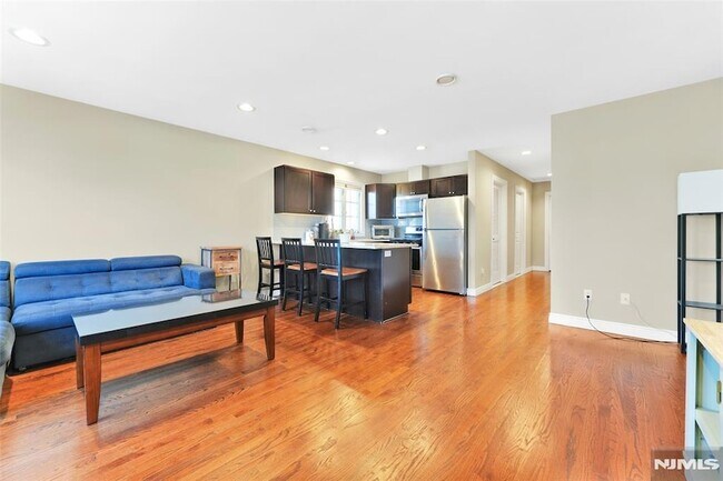 Photo - 210 Hackensack St