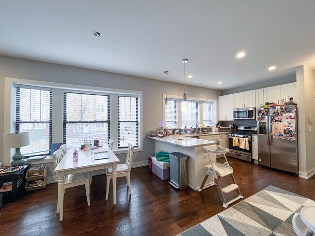 Photo - 1750 W Summerdale Ave Unit 1