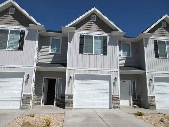 Building Photo - **Move-In Bonsu!!! 3 bedroom, 2.5 bath - Newer town home living in the heart of Cedar City!