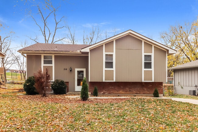 Building Photo - 316 NE Lakeview Dr Rental