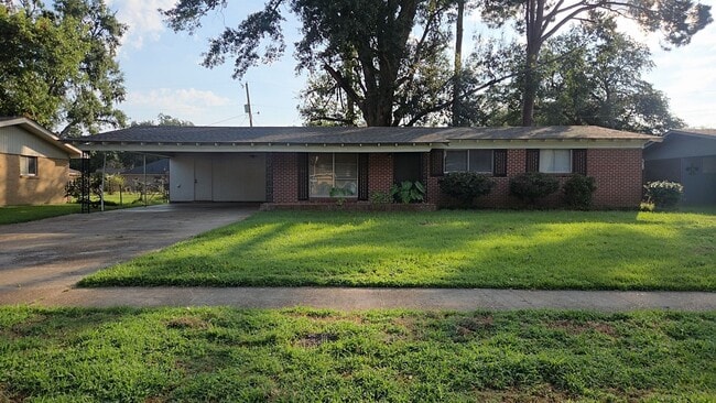 Building Photo - 3 bedroom, 2 bathroom home in the heart of Monroe