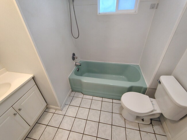 Photo - 2439 Chase St