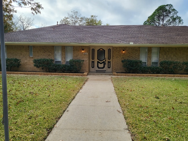 Building Photo - 501 Northridge St