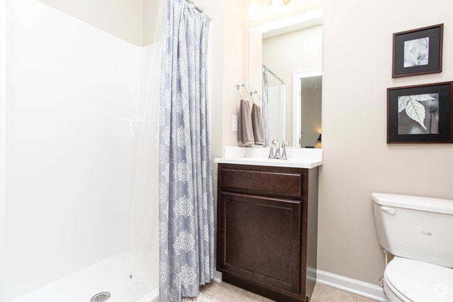 2BR, 2BA - 920 SF - Bathroom