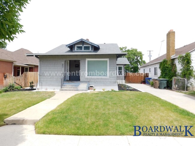 Building Photo - 657 Warnock Ave S Unit 657 E Warnock Ave