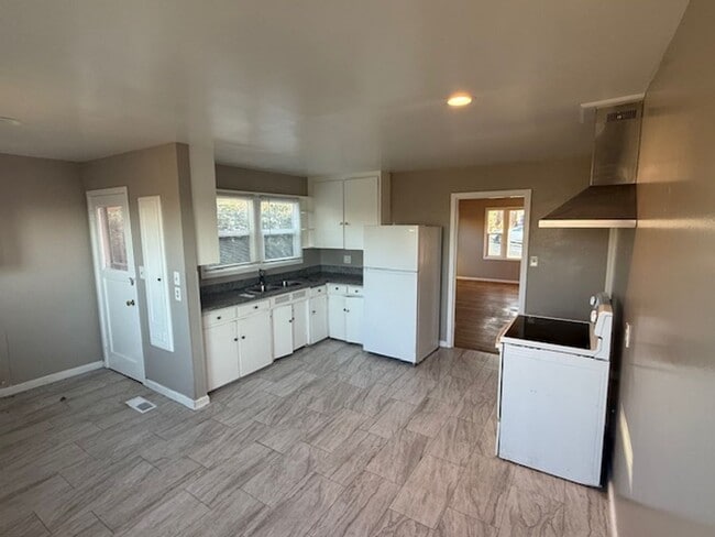 Photo - Beautiful Richmond Annex Home with Updated Kitchen & Bath + Bonus Room