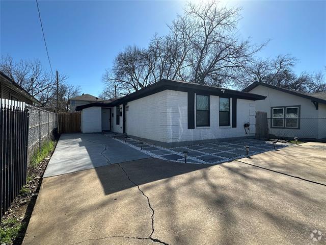 Building Photo - 807 W Broadus St Rental