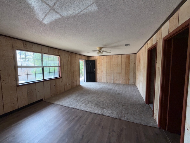 Building Photo - Oak Ridge Apartments Unit 4