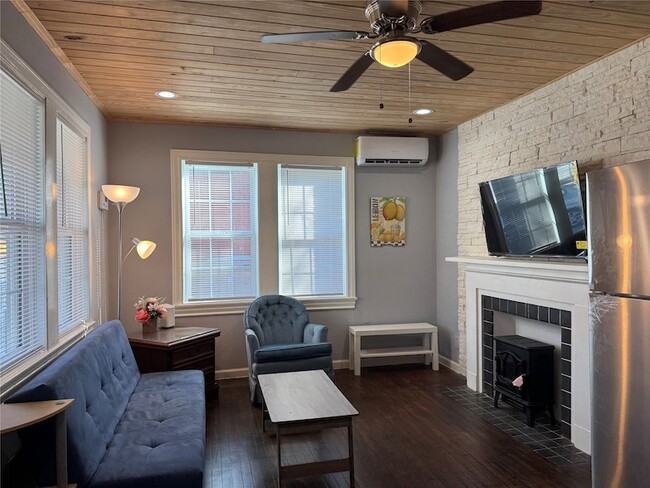 Photo - 915 8th St Apartment