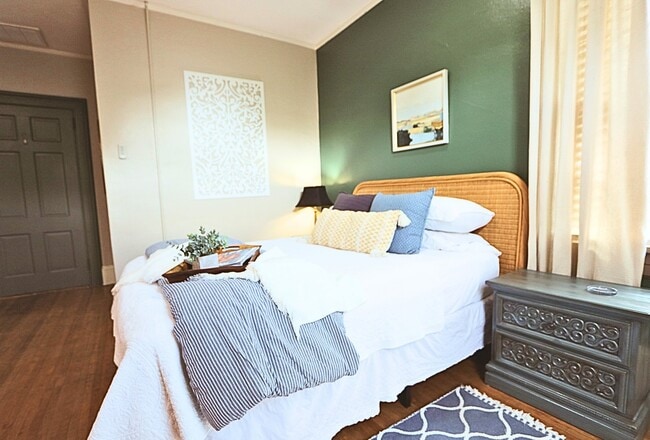 Photo - 633 College St Unit 633 B