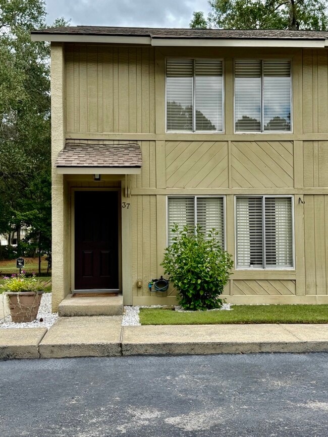 Building Photo - 100 Mathews Dr Unit #7