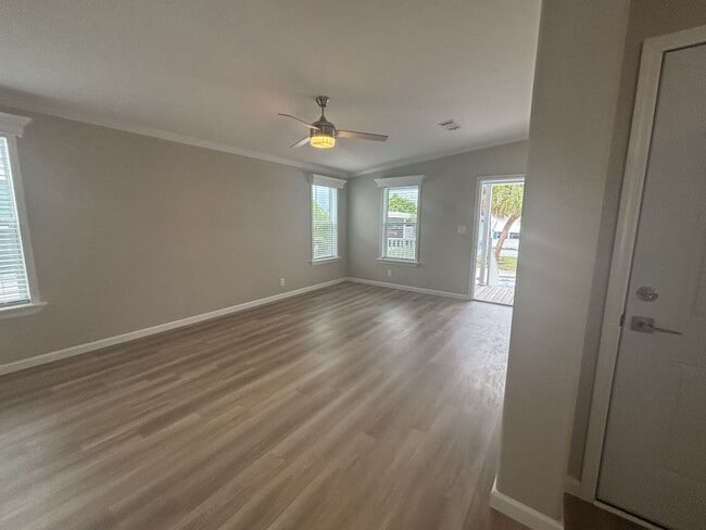 Photo - 934 Cayman Ave W