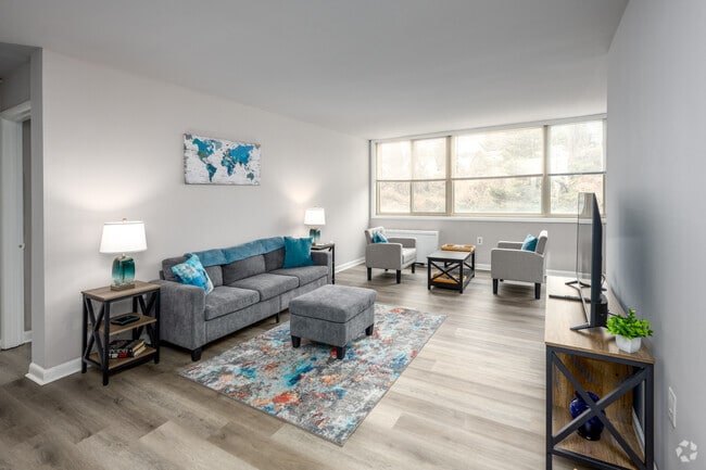 1BR, 1BA - 688SF - Living Room - Wilson Towers Apartments