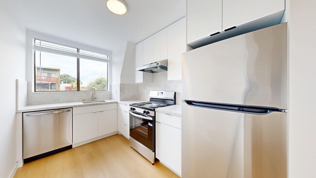 Building Photo - 2035 Castro St Unit 32